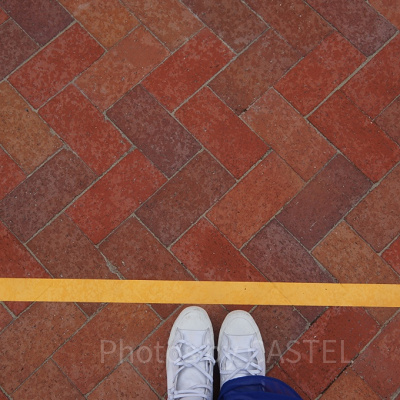 足元の表示に従って待つ