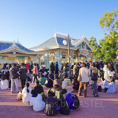 ディズニーランドの開園待ちの様子