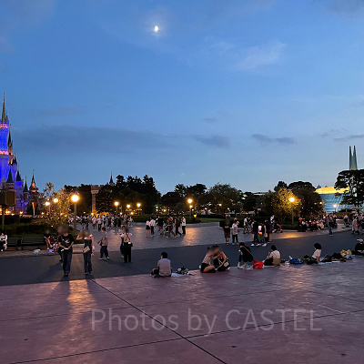 エレクトリカルパレードのパレード待ち　18時30分時点