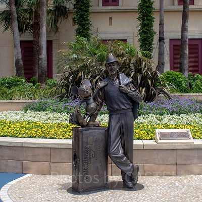 ディズニーシーエントランスのウォルトとミッキー