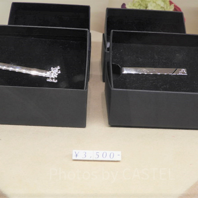 ネクタイピンも販売されています