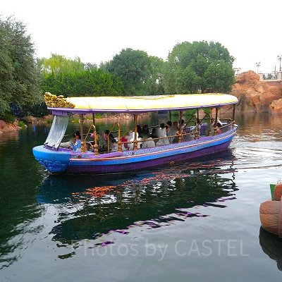 ヴォヤッジ・トゥ・ザ・クリスタル・グロット：ゆったりとした船旅で進んでいきます。