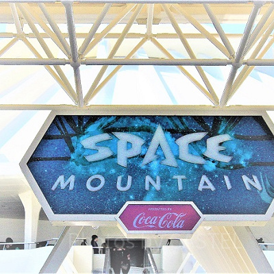 スペース・マウンテンはどんなアトラクション？