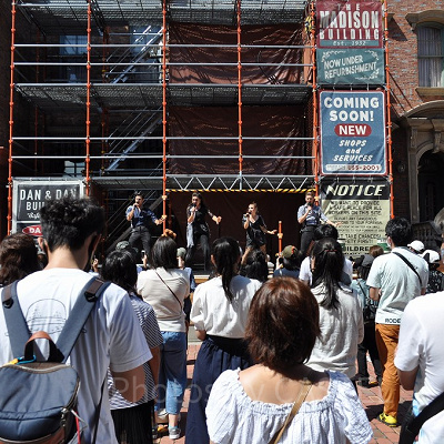 ゾンビーツのステージはパレス前ステージ