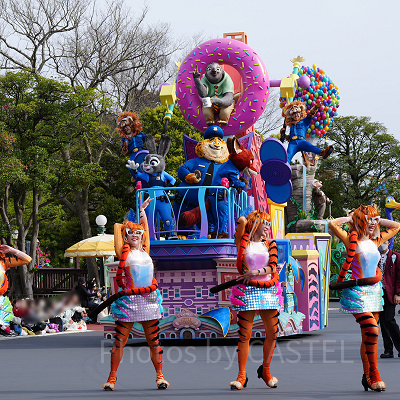 ズートピアのフロートとダンサー