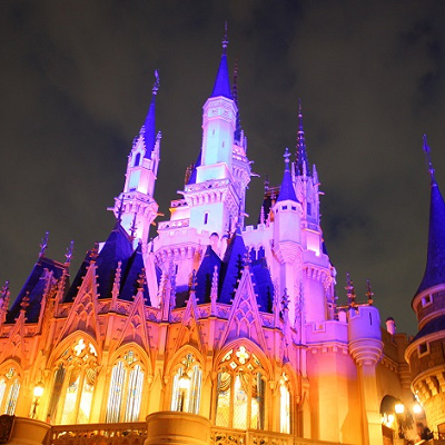 美しくライトアップされたシンデレラ城 キャステル Castel ディズニー情報