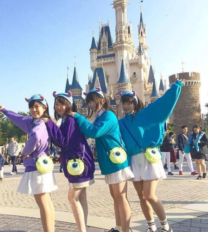 ディズニーの卒業旅行コーデ14選！制服、おそろ、リンクコーデなど 