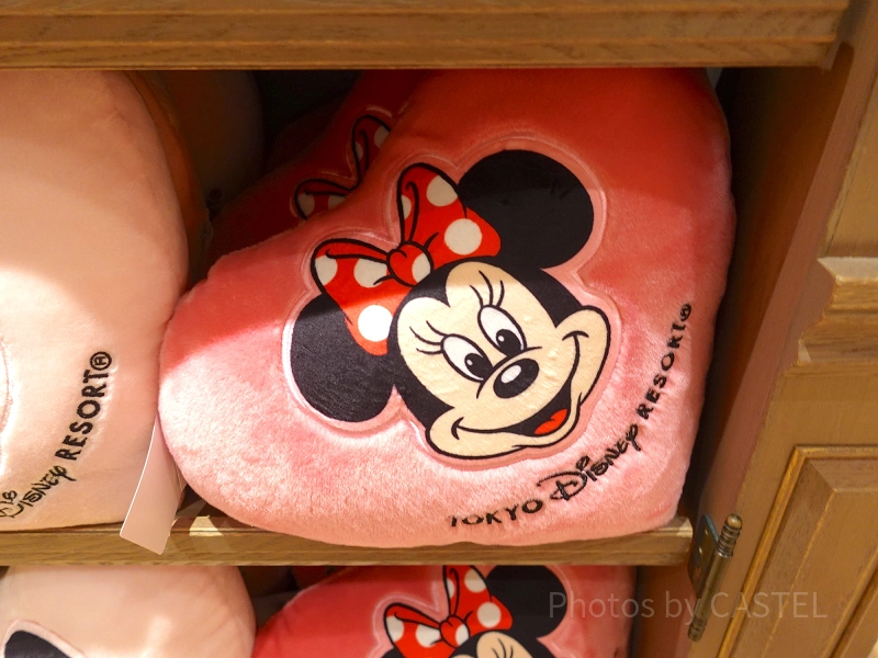 minnie-heart-cushion-j103402.webp