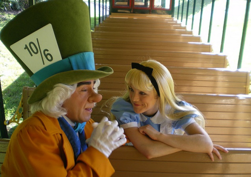 おかしなティーパーティーを主催するマッドハッターとアリス キャステル Castel ディズニー情報