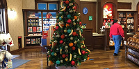 ミニオンのショップはバナナのクリスマスツリー（2020年）| キャステル | CASTEL ディズニー情報