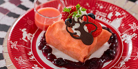 スペシャルクレープ（イチゴのミルフィーユ、ピンクホワイトチョコソース添え）| キャステル | CASTEL ディズニー情報