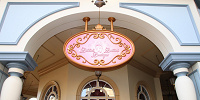 シンデレラが微笑むビビディ・バビディ・ブティックの看板| キャステル | CASTEL ディズニー情報