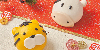 ゆく年まん ～モウモウチーズケーキ～（右）とくる年まん ～坦々タイガー～（左）| キャステル | CASTEL ディズニー情報