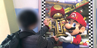 マリオといっしょにトロフィーを持っている風に撮影| キャステル | CASTEL ディズニー情報