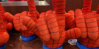 USJスパイダーマングッズ/スパイダーマンの手のクッション| キャステル | CASTEL ディズニー情報