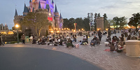 エレクトリカルパレードのパレード待ちの様子（2022年4月2日18時20分ごろ撮影）| キャステル | CASTEL ディズニー情報