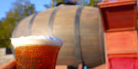ビール樽を背景に撮影したバタービール| キャステル | CASTEL ディズニー情報