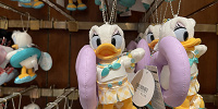 デイジーぬいぐるみバッジ（2022ディズニー夏グッズSUISUI SUMMER）| キャステル | CASTEL ディズニー情報