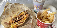 ハンバーガー&サンドイッチ特集：メルトサンド| キャステル | CASTEL ディズニー情報