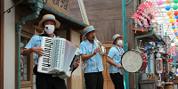 郷愁！商店街チンドンバンド！の演奏| キャステル | CASTEL ディズニー情報