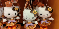 ユニバハロウィン2022グッズ：ハローキティ　ぬいぐるみキーチェーン| キャステル | CASTEL ディズニー情報
