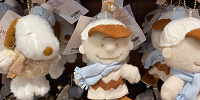 チャーリーブラウンのぬいぐるみキーチェーン／USJクリスマスグッズ2022| キャステル | CASTEL ディズニー情報