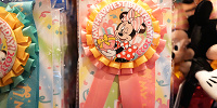 ミニーバースデーロゼット（ディズニー誕生日グッズ2023）| キャステル | CASTEL ディズニー情報