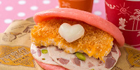 ミニーべスティーズバッシュメニュー：ソーセージとマッケンチーズグラタンのサンド| キャステル | CASTEL ディズニー情報
