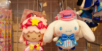 パレードパラレルマスコットホルダー（ララ・シナモロール）| キャステル | CASTEL ディズニー情報