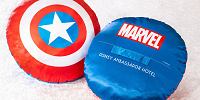 アベンジャーズ×アンバサダーホテル：キャプテン・アメリカの盾をモチーフにしたクッション| キャステル | CASTEL ディズニー情報