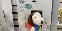 スヌーピーのだきつきぬいぐるみ| キャステル | CASTEL ディズニー情報