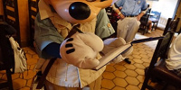 サインを書いてくれているミッキー| キャステル | CASTEL ディズニー情報