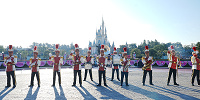 パーク開園直後に演奏中のディズニーランドバンド| キャステル | CASTEL ディズニー情報
