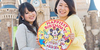 バースデーフォトサインを持って記念写真☆| キャステル | CASTEL ディズニー情報