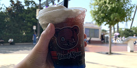 （写真右）ハミクマ・ドリンク ～コーラとホイップクリーム2つでひとつなのDEATH～| キャステル | CASTEL ディズニー情報
