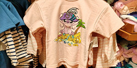上海ディズニーカリブの海賊グッズ：海賊エンジェルのシャツ（ピンク）| キャステル | CASTEL ディズニー情報