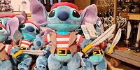 上海ディズニーカリブの海賊グッズ：見習い海賊スティッチのぬいぐるみ| キャステル | CASTEL ディズニー情報