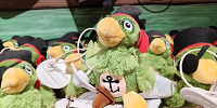 上海ディズニーカリブの海賊グッズ：海賊オウムの肩乗せぬいぐるみ| キャステル | CASTEL ディズニー情報