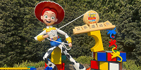 上海ディズニートイストーリーランド：入り口の巨大なジェシーは喋ります！| キャステル | CASTEL ディズニー情報