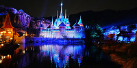 香港ディズニーのアナ雪エリア「ワールドオブフローズン」：アレンデール城のライトアップ| キャステル | CASTEL ディズニー情報