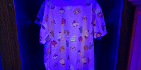 香港ディズニーミスティックマナーグッズ：ミスティックマナー総柄Tシャツ（白）| キャステル | CASTEL ディズニー情報