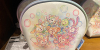 ポーチ(ダッフィー20周年カラフルハピネスグッズ)| キャステル | CASTEL ディズニー情報