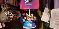 香港ディズニー20周年「ミッキー＆フレンズ・グランドセレブレーショングッズ」：イヤーハット型オーナメント| キャステル | CASTEL ディズニー情報