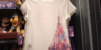 香港ディズニー20周年「ミッキー＆フレンズ・グランドセレブレーショングッズ」：レディスTシャツ| キャステル | CASTEL ディズニー情報