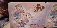 香港ディズニー20周年「ダッフィー＆フレンズ・グランドセレブレーショングッズ」：奇華餅家コラボお菓子缶（シガール）| キャステル | CASTEL ディズニー情報