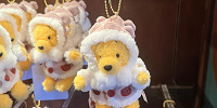 プーさんぬいぐるみバッジ(クリスマスグッズ2025)| キャステル | CASTEL ディズニー情報