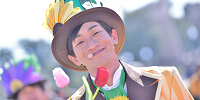 良い笑顔で迎えてくれるサンフラワーさん| キャステル | CASTEL ディズニー情報
