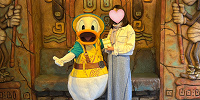 母子手帳を持ってドナルドと記念撮影| キャステル | CASTEL ディズニー情報