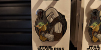 アナハイムディズニーのピンバッジ：マンダロリアン＆グローグー| キャステル | CASTEL ディズニー情報