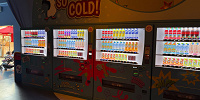 プレイングおさるのジョーシ出口にある自販機| キャステル | CASTEL ディズニー情報